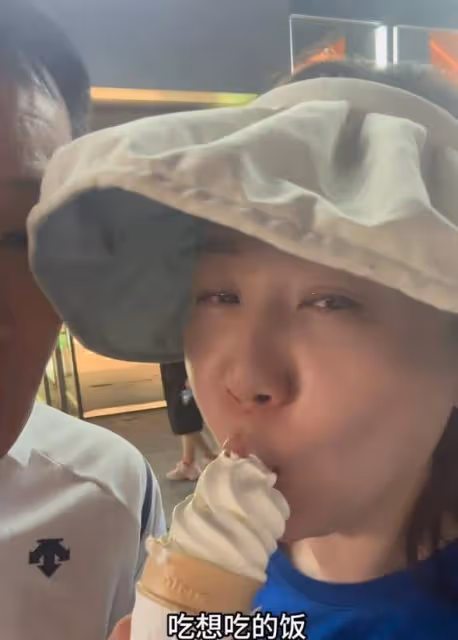 關凌曬全家福慶結婚13周年,老公老太快,被指像爹帶著仨孩子
