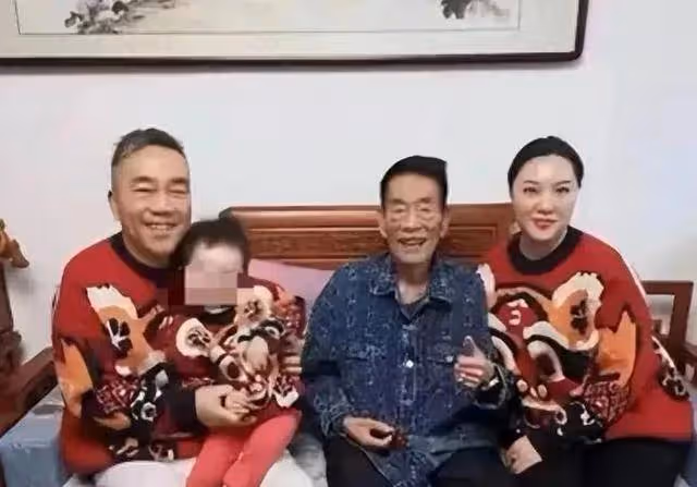 天津老汪嘴漏透露鄭好每天直播的大致收入,網友驚嘆,挨罵也值!
