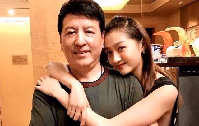 回顧:騙了23年!原來她是關曉彤的父親,怪不得她能紅透大江南北