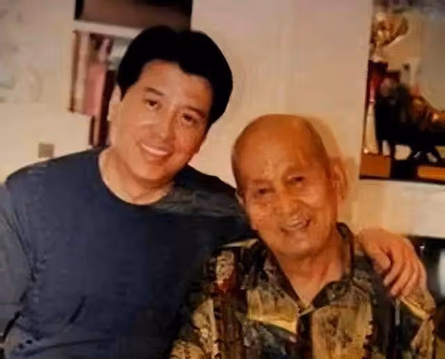 回顧:騙了23年!原來她是關曉彤的父親,怪不得她能紅透大江南北