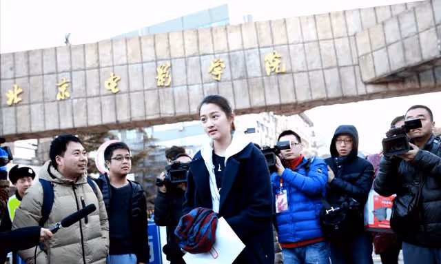 回顧:騙了23年!原來她是關曉彤的父親,怪不得她能紅透大江南北