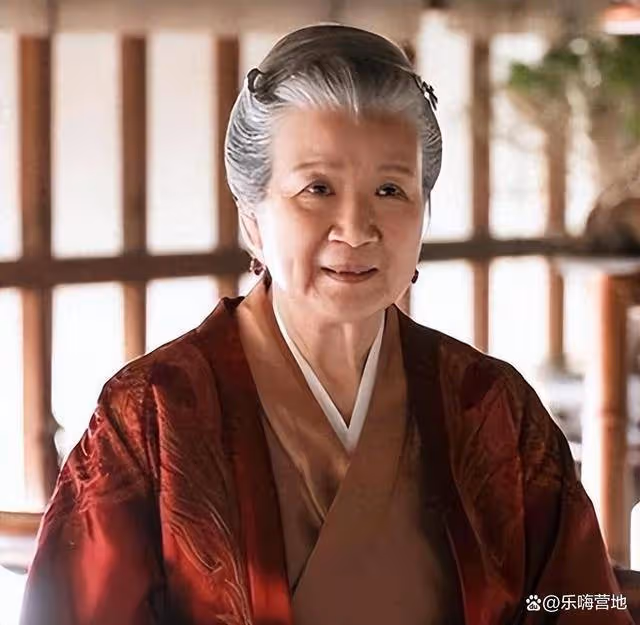 國家一級演員,戲裡兒孫滿堂,戲外無兒女,一生獻事業她終身未育