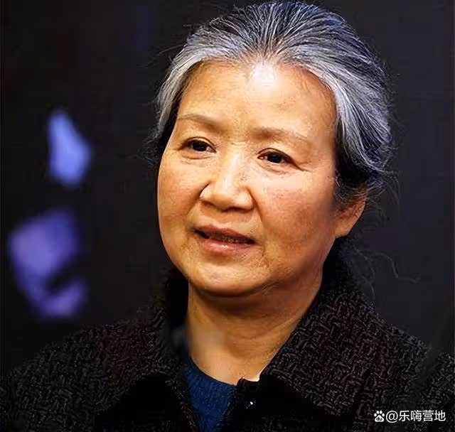 國家一級演員,戲裡兒孫滿堂,戲外無兒女,一生獻事業她終身未育