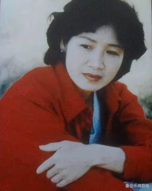 國家一級演員,戲裡兒孫滿堂,戲外無兒女,一生獻事業她終身未育