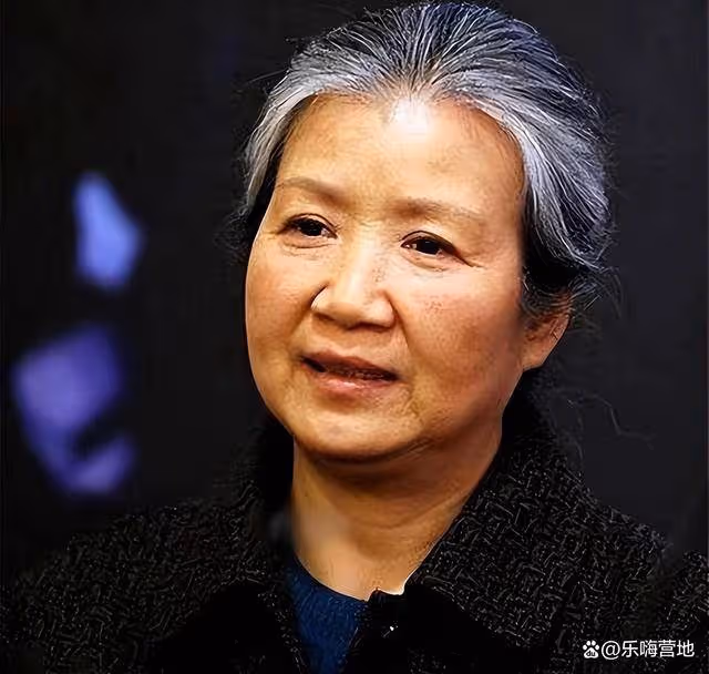國家一級演員,戲裡兒孫滿堂,戲外無兒女,一生獻事業她終身未育