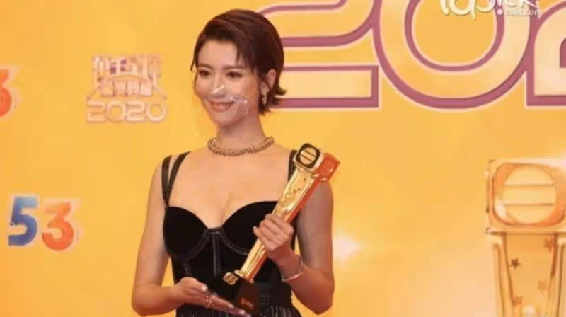 TVB 57周年慶典星光熠熠,蔡思貝三換造型驚艷,塗毓麟攜女友亮相
