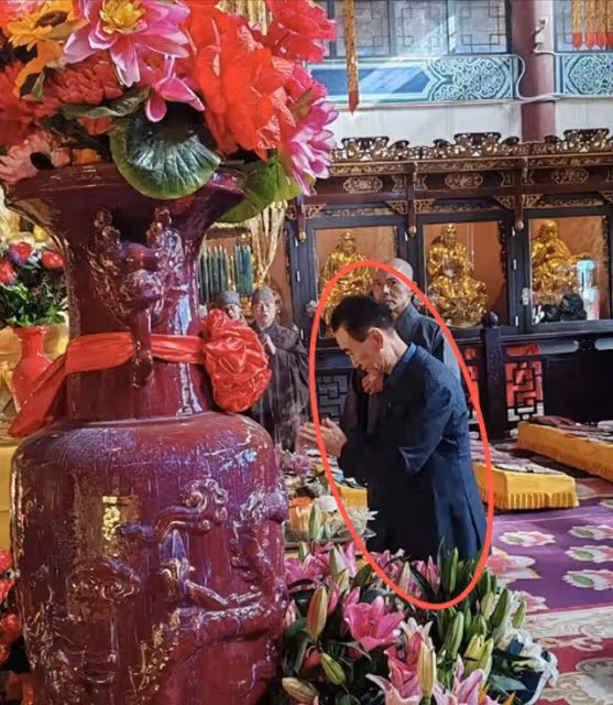 王健林現身大理寺廟祈福!神情虔誠,雖容顏老去氣質卻依舊出眾