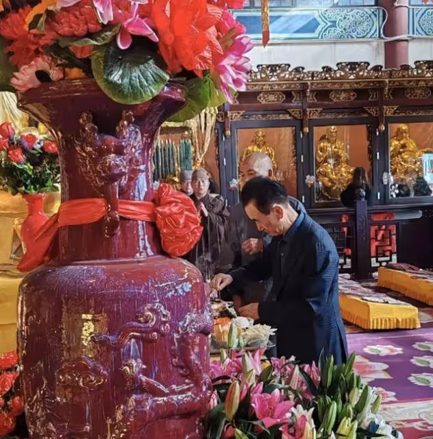 王健林現身大理寺廟祈福!神情虔誠,雖容顏老去氣質卻依舊出眾