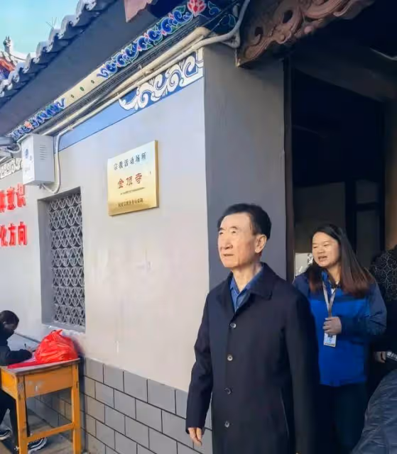 王健林現身大理寺廟祈福!神情虔誠,雖容顏老去氣質卻依舊出眾