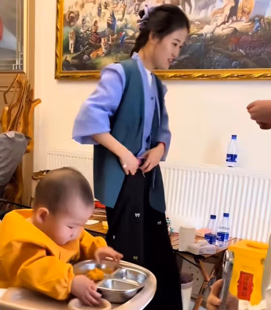 大衣哥送孫兒玩具,兒媳婦陳萌懂得謙讓,一家人好溫馨