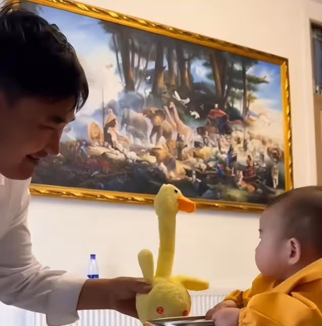 大衣哥送孫兒玩具,兒媳婦陳萌懂得謙讓,一家人好溫馨