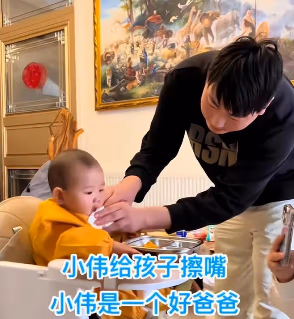 大衣哥送孫兒玩具,兒媳婦陳萌懂得謙讓,一家人好溫馨