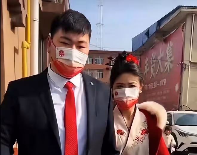 大衣哥送孫兒玩具,兒媳婦陳萌懂得謙讓,一家人好溫馨