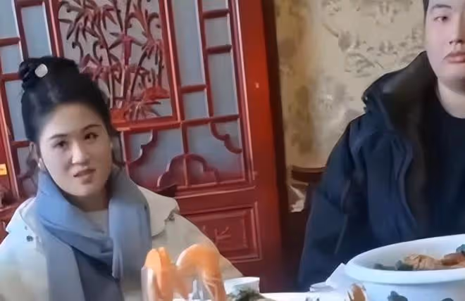 大衣哥送孫兒玩具,兒媳婦陳萌懂得謙讓,一家人好溫馨