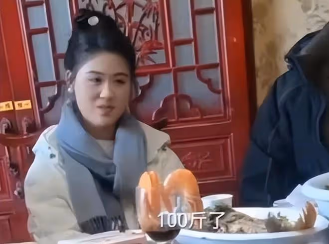 大衣哥送孫兒玩具,兒媳婦陳萌懂得謙讓,一家人好溫馨