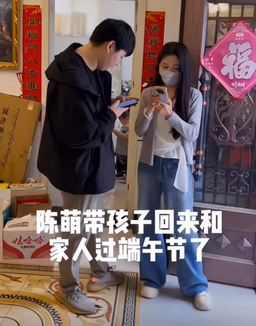 大衣哥送孫兒玩具,兒媳婦陳萌懂得謙讓,一家人好溫馨