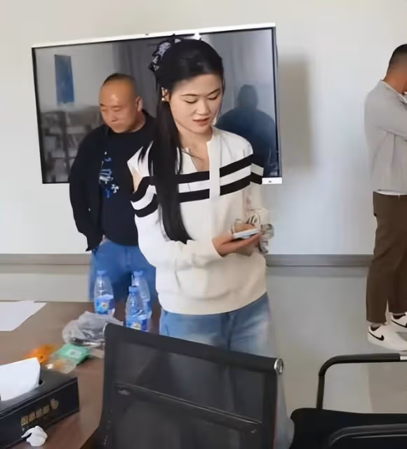 大衣哥送孫兒玩具,兒媳婦陳萌懂得謙讓,一家人好溫馨