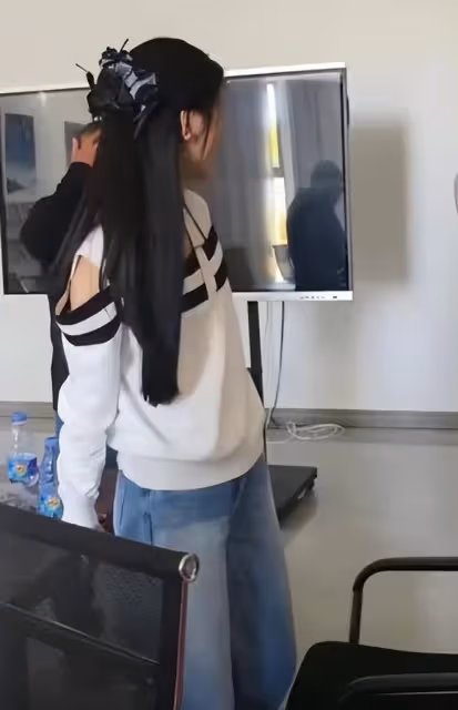 大衣哥送孫兒玩具,兒媳婦陳萌懂得謙讓,一家人好溫馨