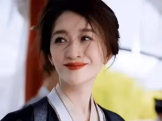 48歲李小冉展露好身材!嫁給男閨蜜7年後,她被寵成了公主……