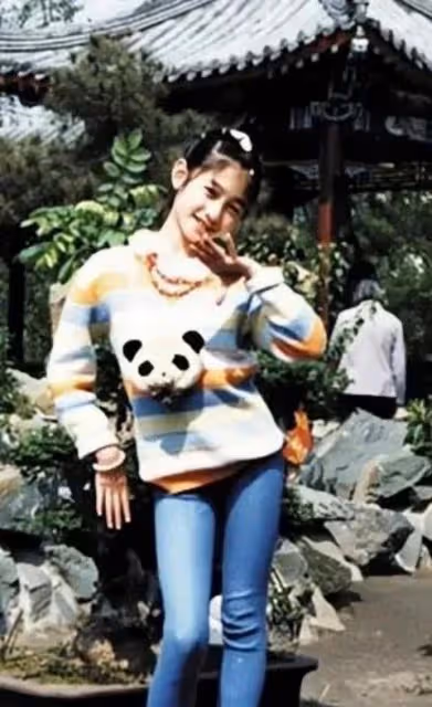 48歲李小冉展露好身材!嫁給男閨蜜7年後,她被寵成了公主……