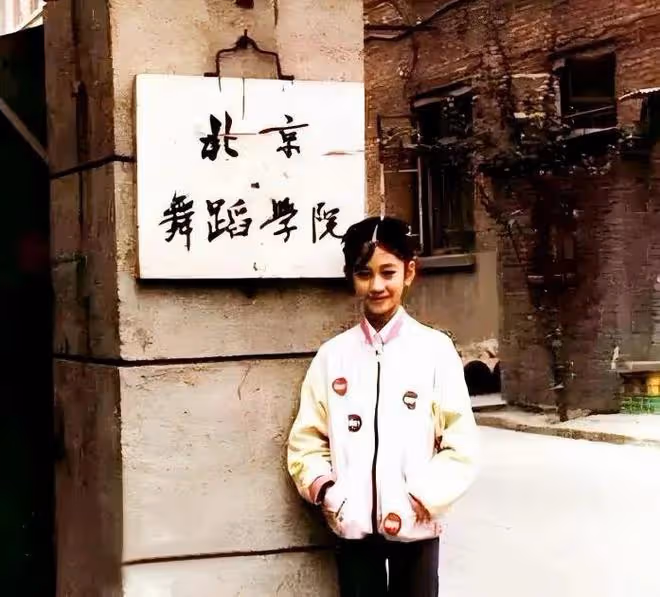 48歲李小冉展露好身材!嫁給男閨蜜7年後,她被寵成了公主……