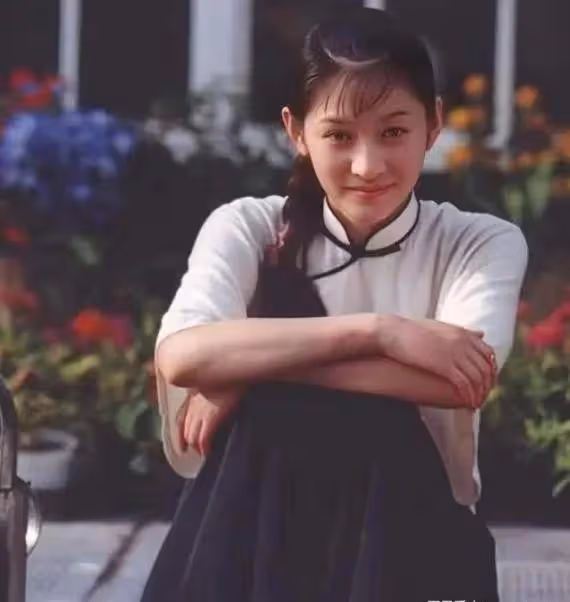 48歲李小冉展露好身材!嫁給男閨蜜7年後,她被寵成了公主……