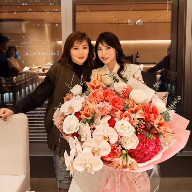 62歲關之琳為閨蜜慶生,一場百億名媛的聚會,每一個都是美人