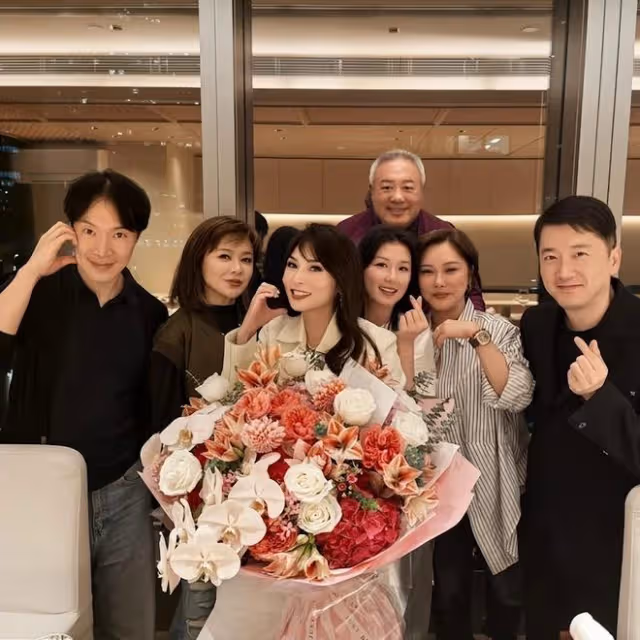 62歲關之琳為閨蜜慶生,一場百億名媛的聚會,每一個都是美人