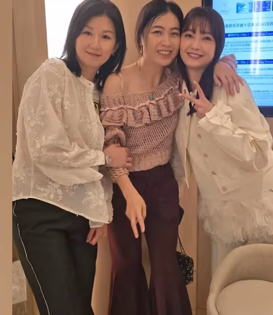 62歲關之琳為閨蜜慶生,一場百億名媛的聚會,每一個都是美人
