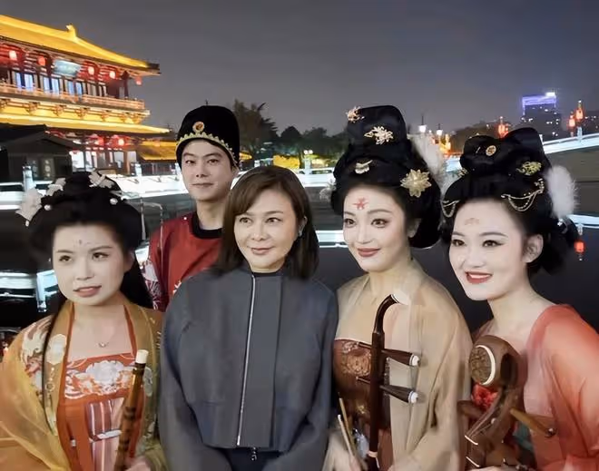 62歲關之琳為閨蜜慶生,一場百億名媛的聚會,每一個都是美人