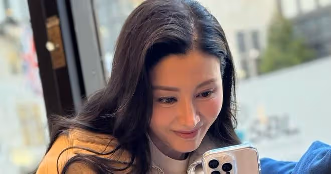 李嘉欣久違曬照,手部衰老痕跡明顯,54歲的她臉部細節又變漂亮了