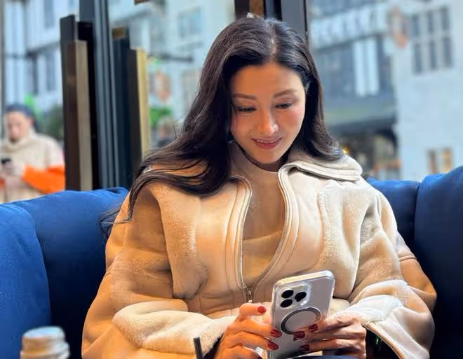 李嘉欣久違曬照,手部衰老痕跡明顯,54歲的她臉部細節又變漂亮了