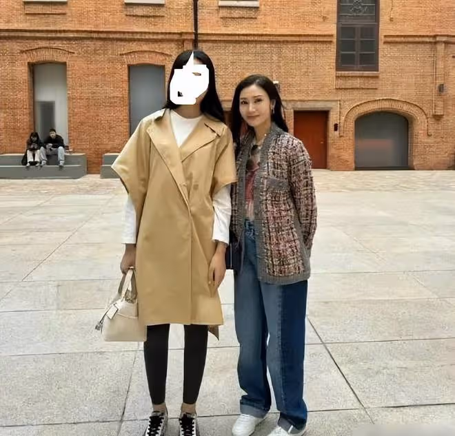 李嘉欣久違曬照,手部衰老痕跡明顯,54歲的她臉部細節又變漂亮了