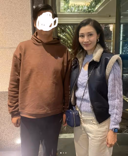 李嘉欣久違曬照,手部衰老痕跡明顯,54歲的她臉部細節又變漂亮了