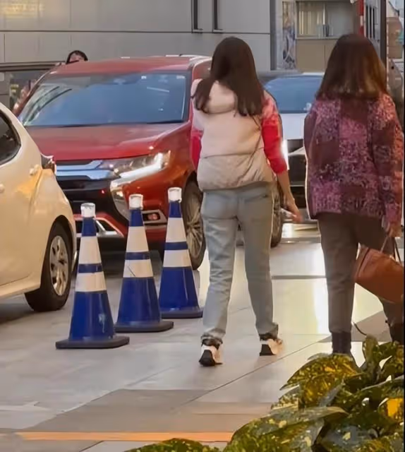 李嘉欣久違曬照，手部衰老痕跡明顯，54歲的她臉部細節又變漂亮了