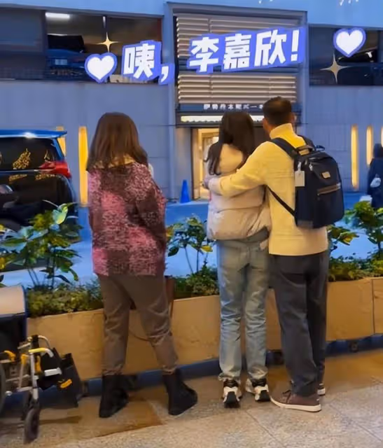 李嘉欣久違曬照，手部衰老痕跡明顯，54歲的她臉部細節又變漂亮了