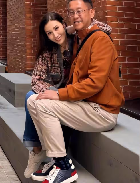 李嘉欣久違曬照，手部衰老痕跡明顯，54歲的她臉部細節又變漂亮了