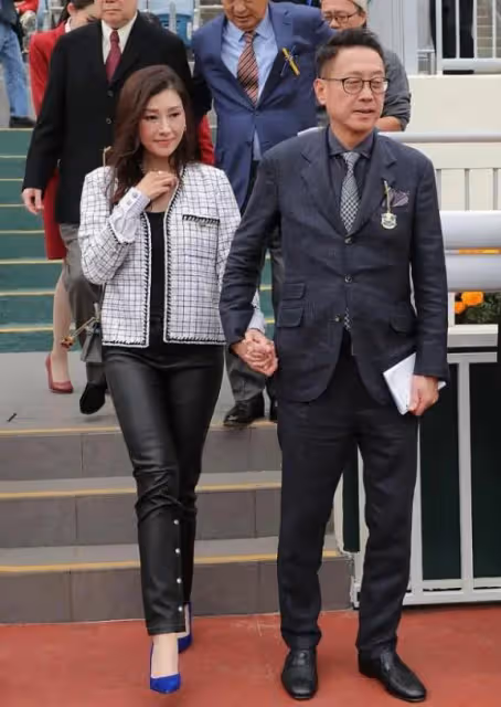 李嘉欣久違曬照，手部衰老痕跡明顯，54歲的她臉部細節又變漂亮了