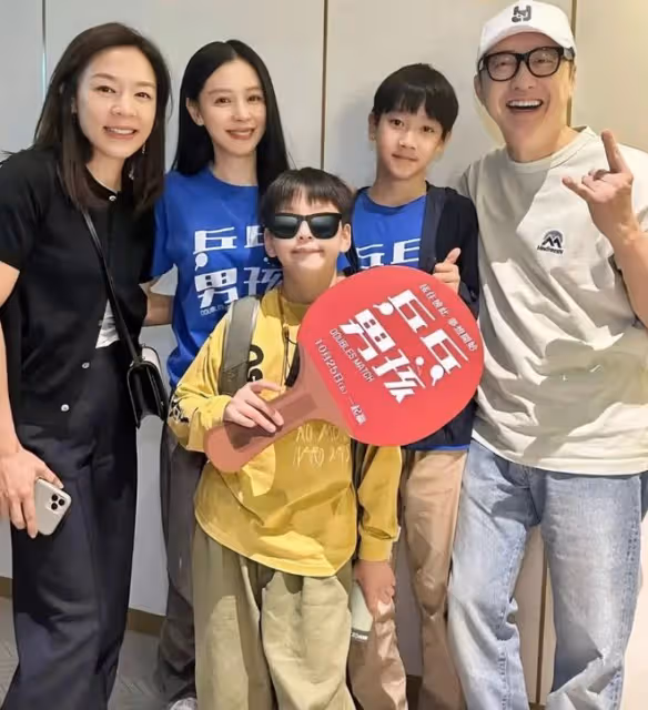 庾澄慶曬家庭合照,張嘉欣獲贊無數,與伊能靜對比成熱議話題