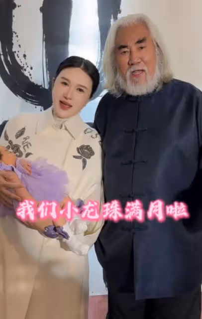 張紀中四胎女兒滿月宴,杜星霖產後首秀驚艷,幸福模樣惹人羨