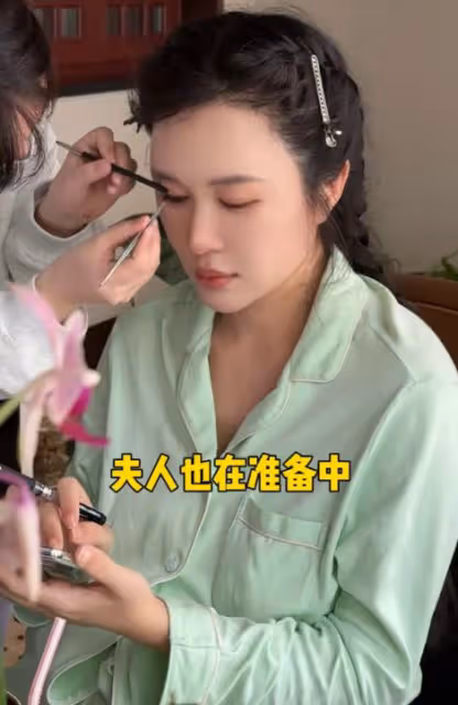 張紀中四胎女兒滿月宴,杜星霖產後首秀驚艷,幸福模樣惹人羨