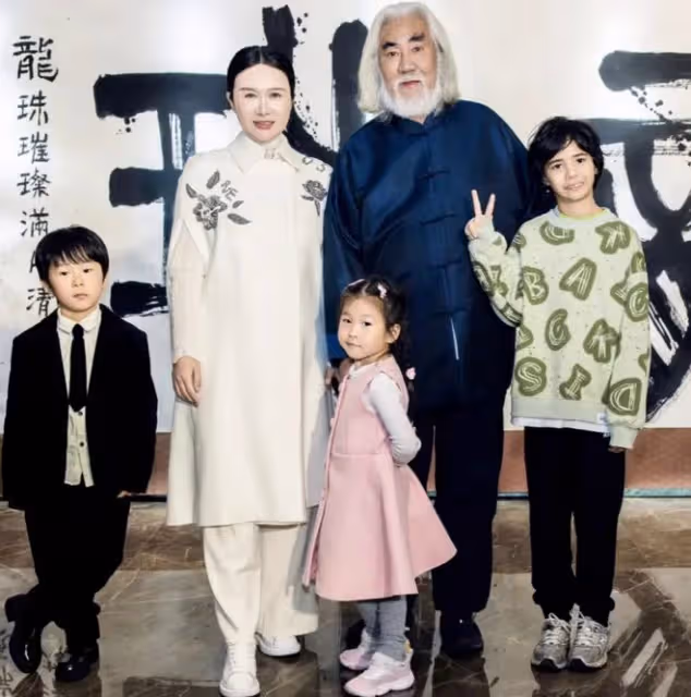 張紀中四胎女兒滿月宴,杜星霖產後首秀驚艷,幸福模樣惹人羨