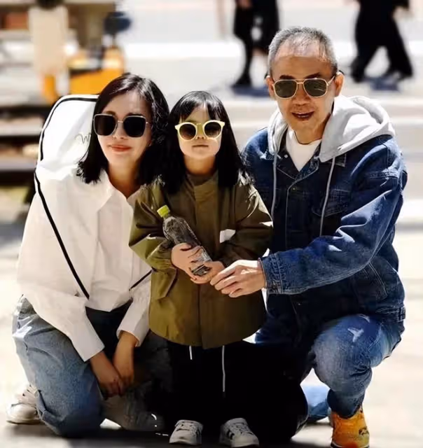 73歲王石陪4歲女兒玩!弄得滿臉貼紙沒脾氣,商界大佬形象不顧了