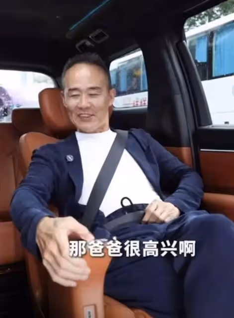 73歲王石陪4歲女兒玩!弄得滿臉貼紙沒脾氣,商界大佬形象不顧了