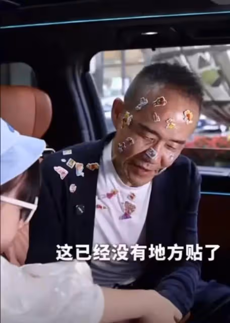 73歲王石陪4歲女兒玩!弄得滿臉貼紙沒脾氣,商界大佬形象不顧了