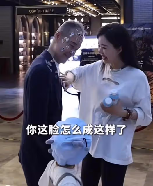 73歲王石陪4歲女兒玩!弄得滿臉貼紙沒脾氣,商界大佬形象不顧了
