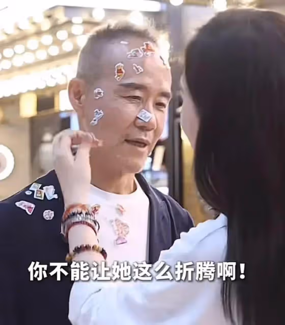 73歲王石陪4歲女兒玩!弄得滿臉貼紙沒脾氣,商界大佬形象不顧了