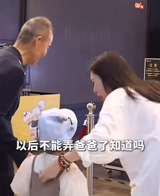 73歲王石陪4歲女兒玩!弄得滿臉貼紙沒脾氣,商界大佬形象不顧了