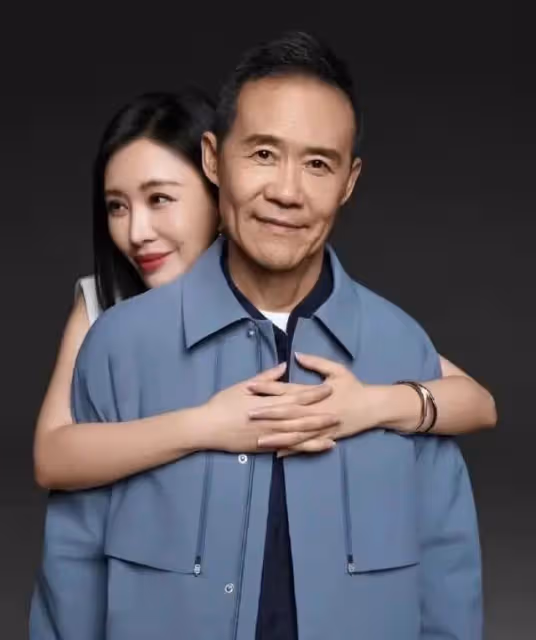 73歲王石陪4歲女兒玩!弄得滿臉貼紙沒脾氣,商界大佬形象不顧了