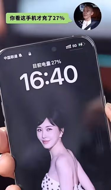 73歲王石陪4歲女兒玩!弄得滿臉貼紙沒脾氣,商界大佬形象不顧了